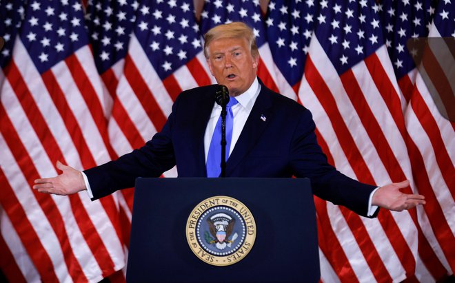 Ameriški predsednik Donald Trump med nočnim govorom v Beli hiši. FOTO: Carlos Barria/Reuters