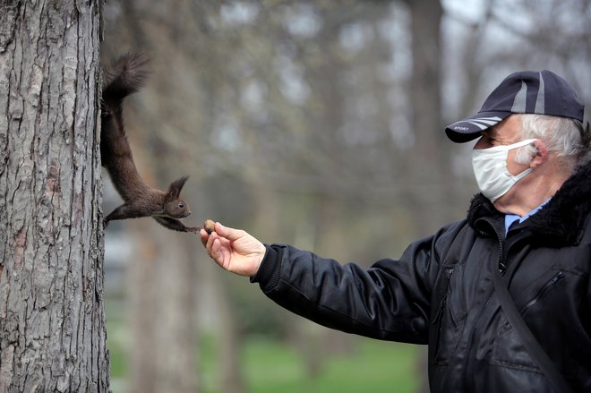 V Sofiji nosijo maske tudi v parkih. FOTO: Dimitar Kyosemarliev/Reuters