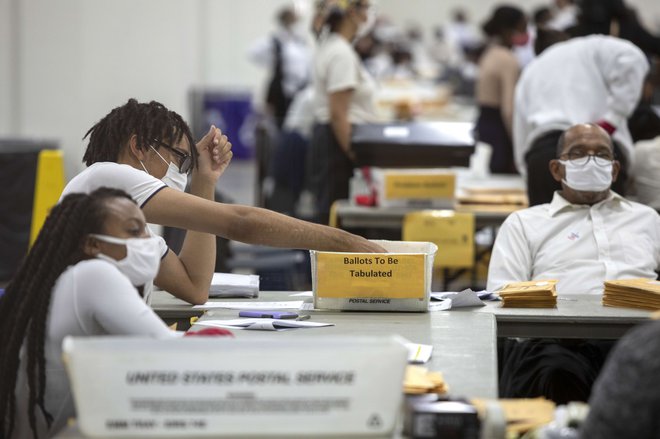 Odprlo se je vprašanje, kaj narediti z glasovnicami po pošti, saj nekatere pošiljke nimajo žiga in ne vemo, kdaj so bile oddane, pojasnjuje Jurij Toplak. FOTO: Elaine Cromie/AFP