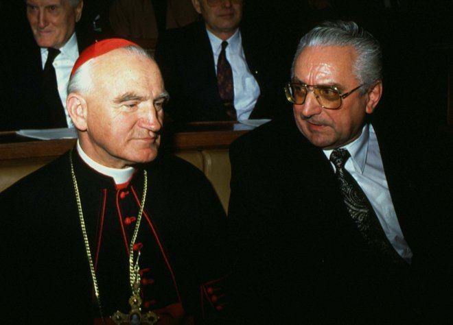 Franjo Tuđman ob kardinalu Franju Kuhariću maja 1990 ob odprtju hrvaškega parlamenta in inavguaraciji prvega predsednika.&nbsp;FOTO: Nikola Solic/Reuters