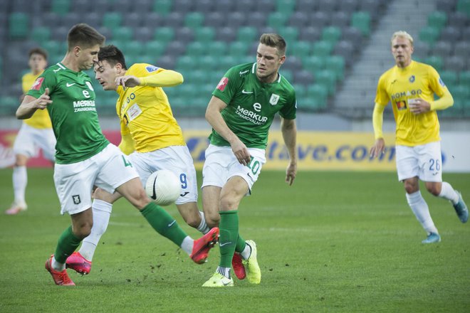 Timi Max Elšnik (v sredini) je eden od najboljših igralcev Olimpije v uvodnem delu sezone, a za preskok v prvi razred najboljših mu manjka še gol ali podaja več. Foto: Jure Eržen