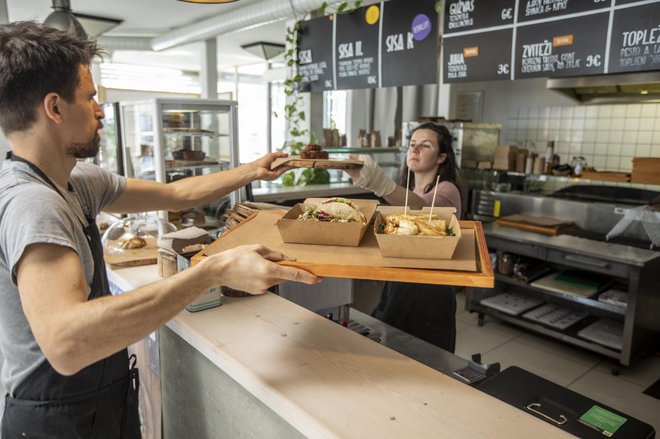 Veganska restavracija je ljubljansko kulinarično ponudbo popestrila z zdravimi, okusnimi, lokalnimi, domiselnimi in etičnimi jedmi. FOTO: Voranc Vogel