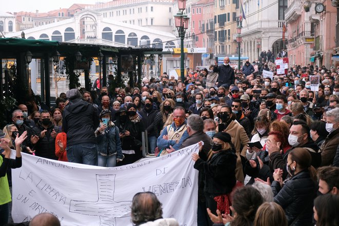 V&nbsp;Italiji kljub visokemu številu potrjenih okužb potekajo&nbsp;protesti proti&nbsp;novim&nbsp;ukrepom&nbsp;za zajezitev širjenja okužb. Na fotografiji demonstracije v Benetkah. FOTO: Manuel Silvestri/Reuters