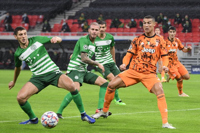 Miha Blažič in Cristiano Ronaldo v eni od akcij. FOTO: Attila Kisbenedek/AFP