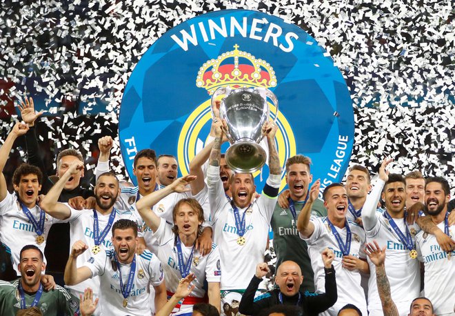 Takole je Sergio Ramos 26. maja 2018 dvignil pokal za zmago v finalu lige prvakov v Kijevu. FOTO: Kai Pfaffenbach/Reuters