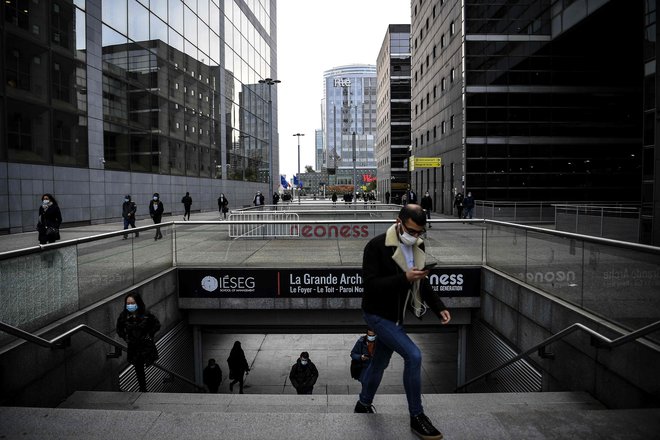 Zaradi novih zajezitvenih ukrepov bo okrevanje evropskega gospodarstva počasnejše. FOTO: Christophe Archambault/AFP