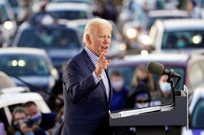Joe Biden je nagovoril volivce v Pensilvaniji z drive-in zborovanji. FOTO: Kevin Lamarque/Reuters