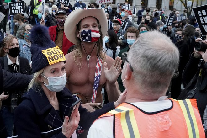 Nekateri podporniki republikanskega predsednika Trumpa bi ustavili štetje glasovnic. FOTO:&nbsp;Carlo Allegri/Reuters