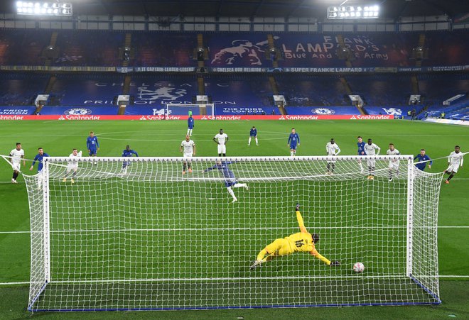 Dvomljivo enajstmetrovko so dosodili tudi v sredo na tekmi Chelsea – Rennes (3:0). FOTO: Neil Hall/Reuters
