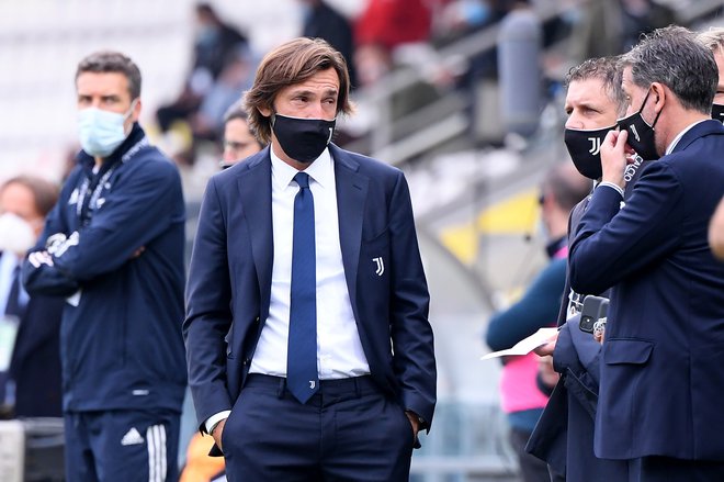 Igralci in trenerji (na fotografiji Juventusov strateg Andrea Pirlo) morajo spoštovati strog protokol Uefe. FOTO: Alberto Lingria/Reuters