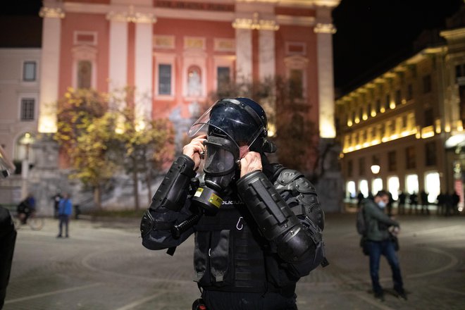 Današnji protesti so se končali s spopadom različnih maskiranih skupin in policijo. FOTO: Voranc Vogel