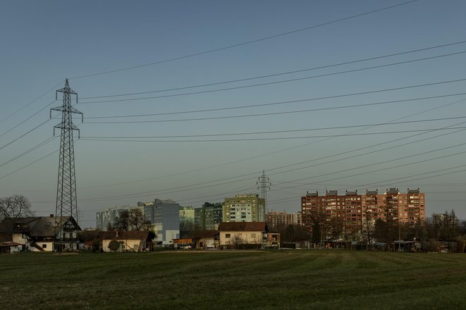 Pri umeščanju daljnovodov v prostor, na primer, bi morali biti bolj pozorni in zahtevni. Foto Voranc Vogel/Delo