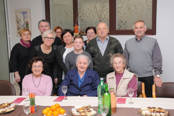 Angela Ogulin praznuje rojstni dan v dobri družbi. FOTO: osebni arhiv