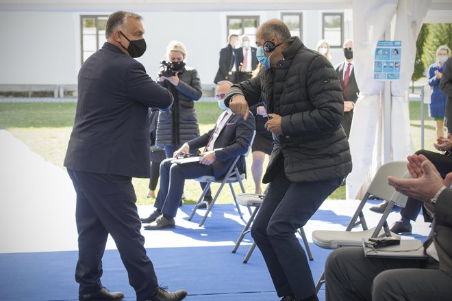 Viktor Orbán se je ob srečanju na blejskem strateškem forumu zadovoljno hahljal. Bil je&nbsp;<em>primus inter pares</em>, prvi med enakimi, videl je, kako ga rešpektirajo.<br />
FOTO: Jure Eržen/Delo