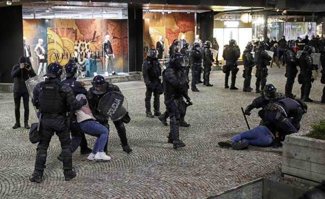 Protesti so se končali s spopadom med različnimi zamaskiranimi skupinami in policijo. FOTO: Blaž Samec/Delo