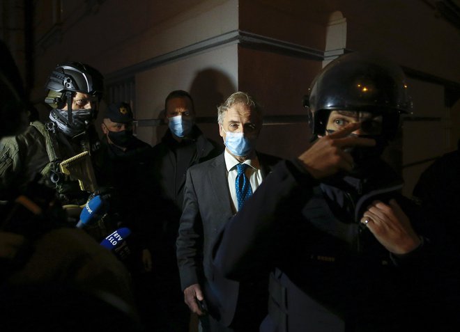 Med protesti se je na ulici pojavil tudi močno zastražen notranji minister Aleš Hojs. FOTO: Matej Družnik/Delo
