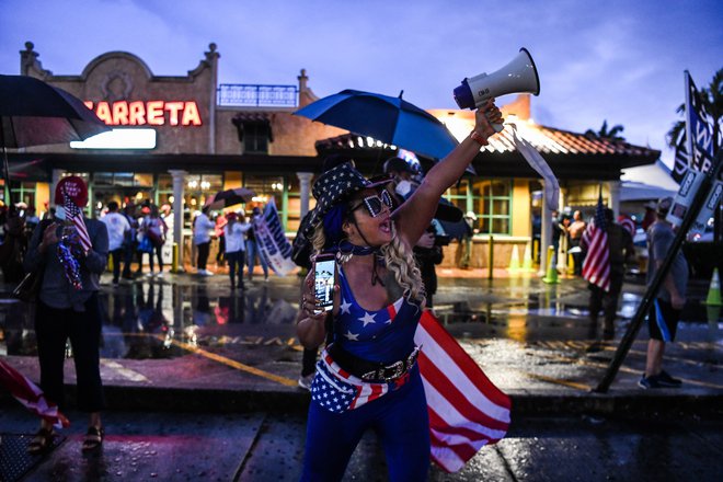 Ne glede na zmagovalca, trenutno kaže precej bolje Joeju Bidnu, se ameriški volilni cirkus najbrž še ne bo hitro končal. FOTO: Chandan Khanna/AFP