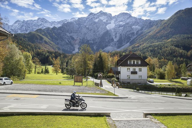 Jeseni je temperaturni razpon velik že v istem kraju &ndash; med jutranjo in opoldansko temperaturo ozračja je lahko razlika celo 15 stopinj. Zato je sestavljanje jesenske motoristične oprave izziv tudi za motoristične stare mačke. Foto Leon Vidic / Delo