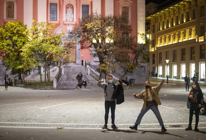 Starši imajo v teh razmerah res bistveno manj časa, zato pa ga imajo njihovi najstniki toliko več. FOTO: Matej Družnik/Delo