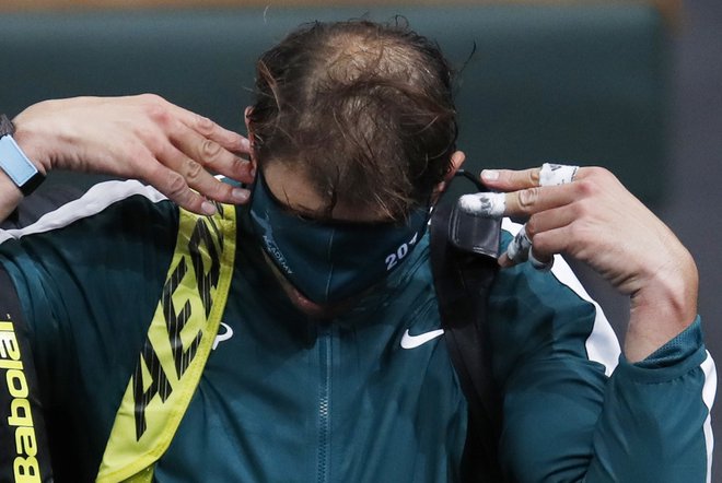 Rafael Nadal se je po porazu skril za masko. FOTO: Gonzalo Fuentes/Reuters