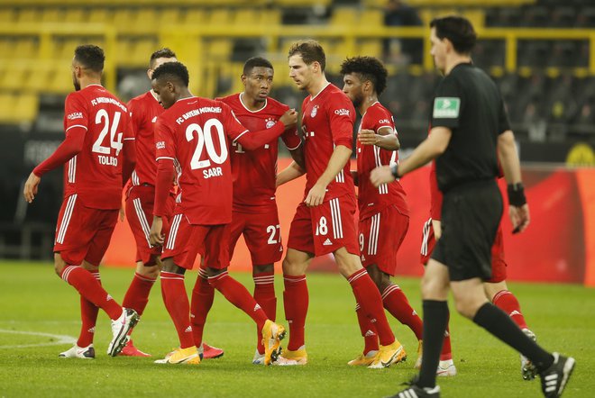 Nogometaši Bayerna so se veselili zmage v Dortmundu. FOTO: Leon Kuegeler/Reuters