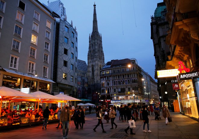 Življenje na Dunaju med drugim valom pandemije. Vlada je na seznam držav s slabimi epidemiološkimi razmerami uvrstila tudi avstrijsko Koroško, kar pomeni, da je na njem po novem celotna Avstrija. FOTO: Leonhard Foeger/Reuters