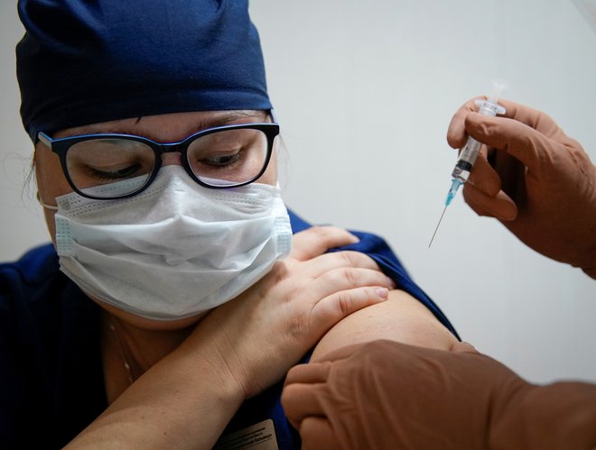 Zadostnih in točnih informacij o cepivih proti novemu koronavirusu, ki jih razvijajo po svetu, občutno primanjkuje. Foto: Tatyana Makeyeva/Reuters