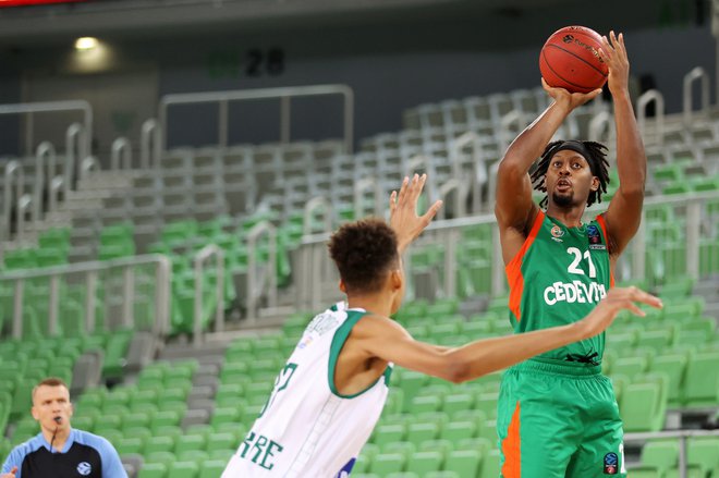 Olimpijin krilni center Jarrod Jones (desno) dobro pozna Bursaspor, saj je v prejšnji sezoni igral v Turčiji pri Darušafaki. FOTO: Cedevita Olimpija