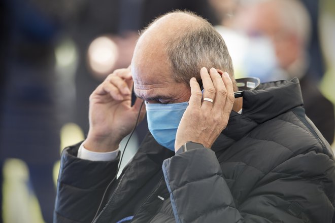 Janez Janša je v tvitu zapisal, da je v vseh vladah z ZDA gradil prijateljske odnose in tako bo tudi v prihodnje. A v soboto je &ndash; medtem ko so drugi evropski voditelji in slovenski politiki zmagovalcu ameriških volitev izrekali čestitke &ndash; na socialnem omrežju podvomil v izvolitev Bidna, češ da so ga osrednji mediji razglasili za zmagovalca, čeprav so vložene pritožbe. FOTO: Jure Eržen/Delo