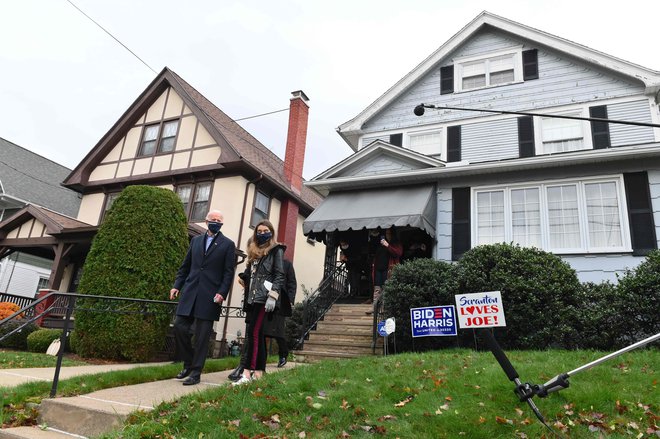 Joe Biden je pred volitvami obiskoval dom, v katerem je odrasel. Na eno od sten je takrat zapisal: »Iz te hiše v Belo hišo z božjo milostjo.« FOTO: Angela Weiss/AFP