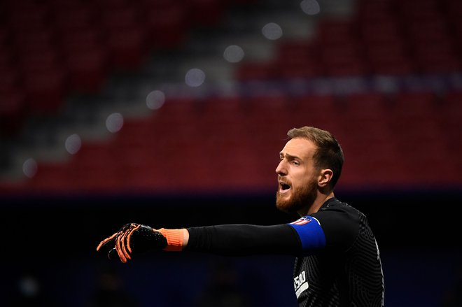 Jan Oblak si je po odhodu Kokeja iz igre nadel kapetanski trak Atletica. FOTO: Pierre-Philippe Marcou/AFP