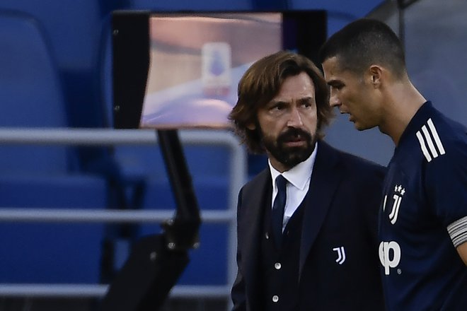 Tudi Juventusov trener Andrea Pirlo je spodbujal poškodovanega Cristiana Ronalda. FOTO: Filippo Monteforte/AFP