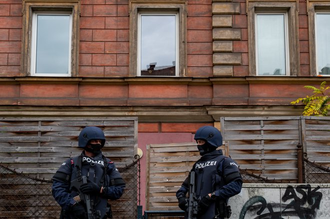 Avstrijska policija je danes opravila hišne preiskave na 60 naslovih. Slika je simbolična.&nbsp;FOTO: Werner Kerschbaummayr/AFP