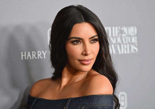 Če Kim Kardashian West meni,da je treba nositi maske, ji bo sledila ogromna množica. FOTO: AFP