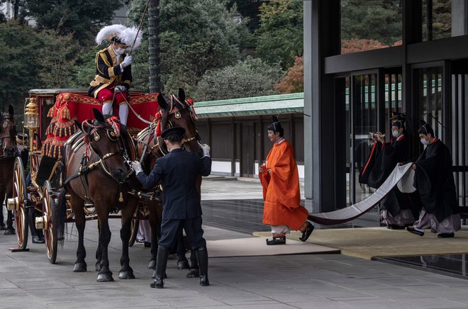 Cesar Naruhito je za prestolonaslednika uradno razglasil mlajšega brata Fumihita, princa Akišina (na fotografiji v oranžnem ogrinjalu). FOTO: Carl Court/AFP