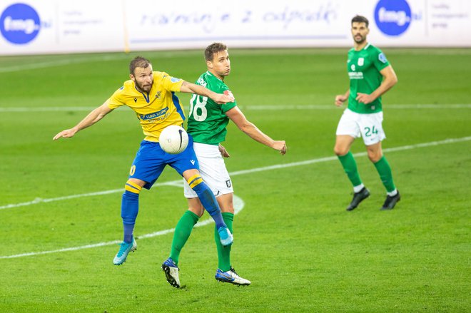 Stožiški junak Stefan Stevanović (levo) se je v Koper preselil iz Sežane, kjer je v dresu Tabora v minuli sezoni že spoznaval slovensko ligo. FOTO: Voranc Vogel/Delo