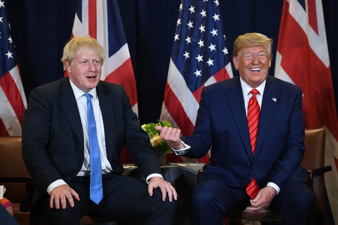 Ameriški predsednik Donald Trump in britanski premier Boris Johnson med srečanjem na sedežu Združenih narodov v New Yorku septembra lani. Foto: Saul Loeb/Afp