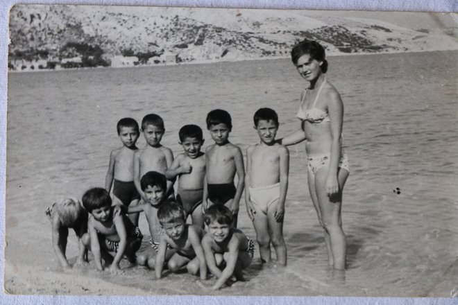 Prva generacija otrok iz vrtca na Pušči v koloniji v Baški na Krku z vzgojiteljico Vero Flisar leta 1963. FOTO: osebni arhiv