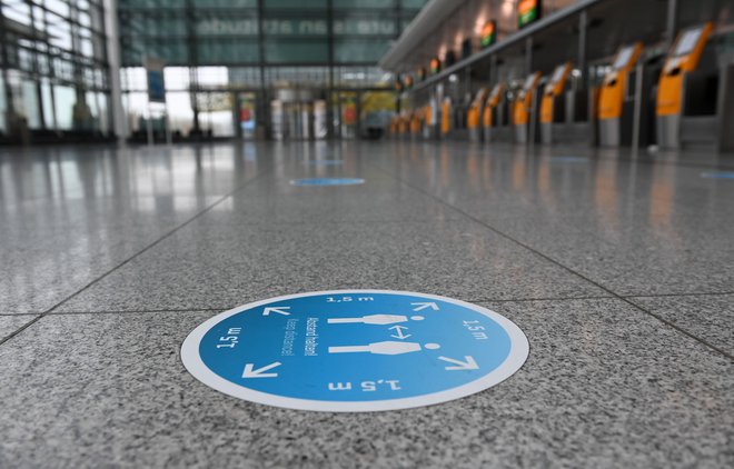 Prazen letališki terminal Lufthanse na letališču Franza Josefa Strausa v Münchnu, 9. november.&nbsp; FOTO: Christof Stache/AFP