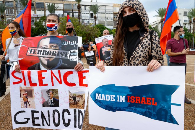 Pripadniki armenske skupnosti v Izraelu so pred dnevi protestirali, ker je njihova država po Rusiji največja prodajalka orožja Azerbajdžanu. FOTO: Jack Guez/AFP