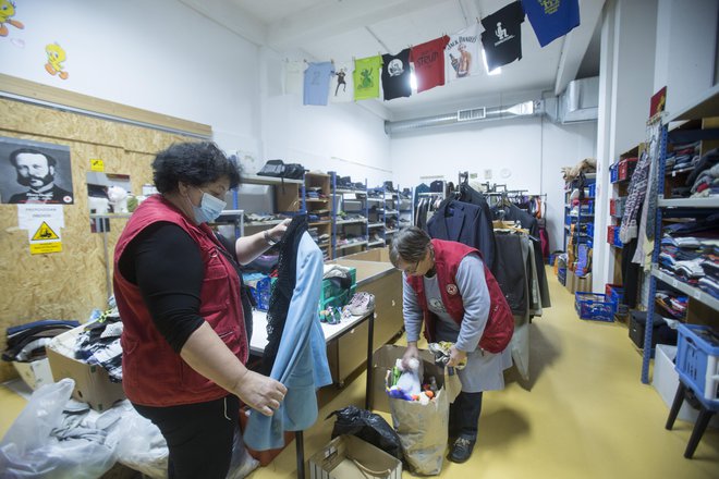 Rabljenih oblačil do preklica ne sprejemamo, pravijo pri ljubljanskem Rdečem križu. Foto Jure Eržen