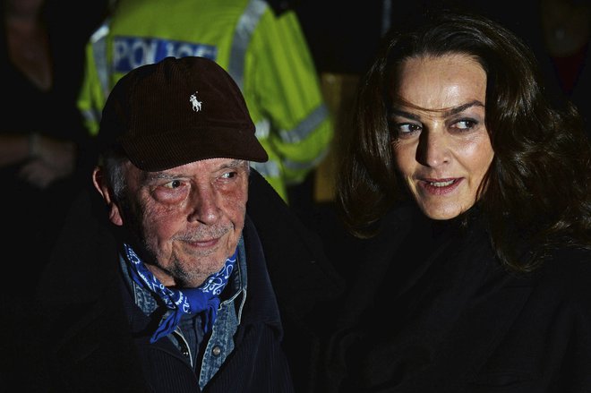 David Bailey sicer ni več v najboljši formi, a še vedno ljubi ženske. Tudi njegova veliko mlajša žena Catherine Dryer, je manekenka. FOTO: Reuters