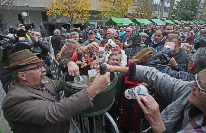 Letošnjo jesen namesto velikih vinskih prireditev le povabilo za prihodnje leto. V marsikateri kleti se zaradi slabše prodaje že kopičijo zaloge lanskega letnika. FOTO: Tadej Regent/Delo