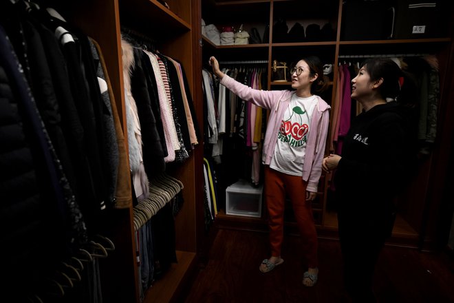 Kitajka Chen Rui (na fotografiji levo) je obupala nad urejanjem garderobne sobe, zato je na pomoč poklicala profesionalke. FOTO: AFP<br />
<br />
&nbsp;