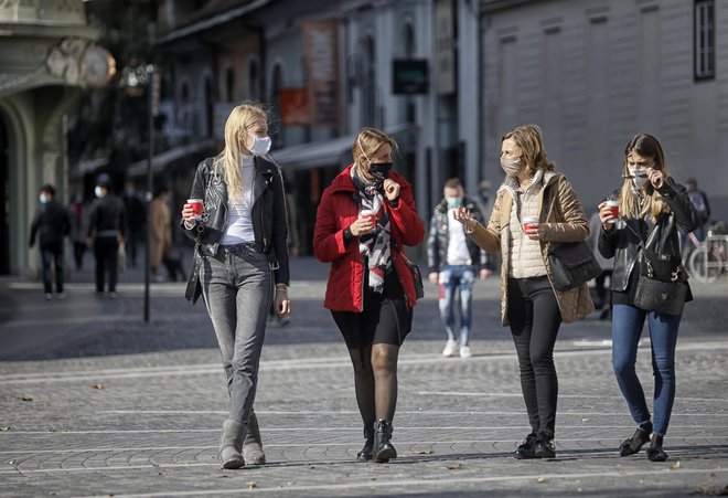 Za hitro rast okužb v drugem valu smo si po mnenju večine vprašanih sami krivi. FOTO: Blaž Samec/Delo