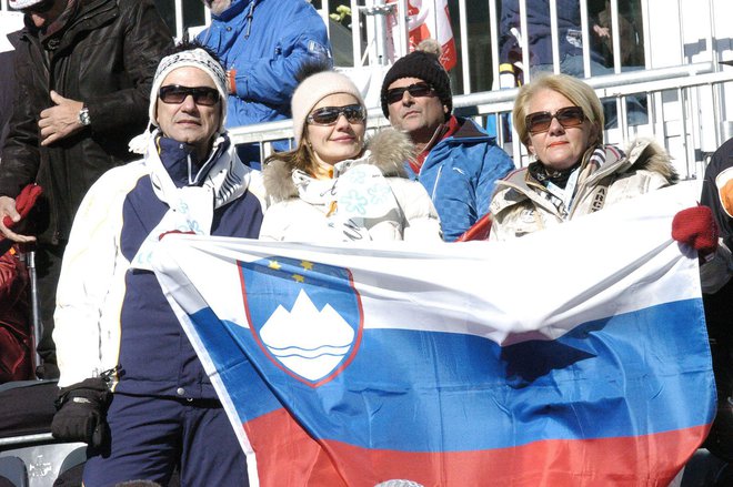 Predsednik vlade Janez Janša s soprogo Urško med eno od tekem alpskega smučanja v Lanzerheide. FOTO: Drago Perko