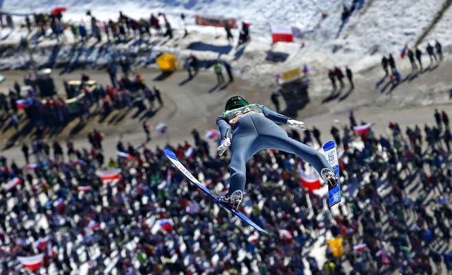 Smučarski skakalci med decembrskim svetovnim prvenstvom zagotovo ne bodo imeli takšnega razgleda na več 10.000 gledalcev, kakršen se je marca lani ponudil Timiju Zajcu. FOTO: Matej Družnik/Delo