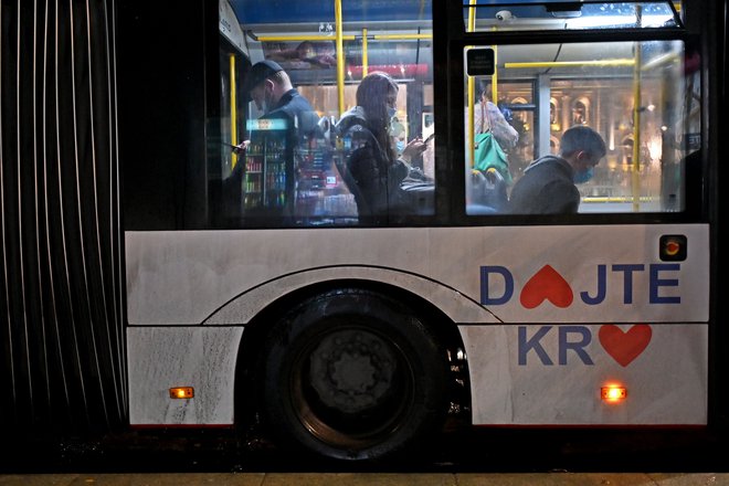 V Srbiji je za covidom-19 do zdaj umrl 901 bolnik. FOTO: Andrej Isakovic/AFP