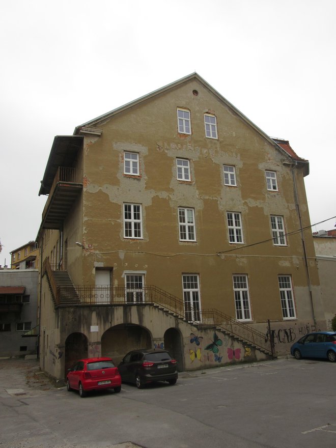 Kajuhov dom, nekdaj Slomškov dom, bo po menjavi nepremičnin v lasti celjske občine. FOTO: Špela Kuralt/Delo