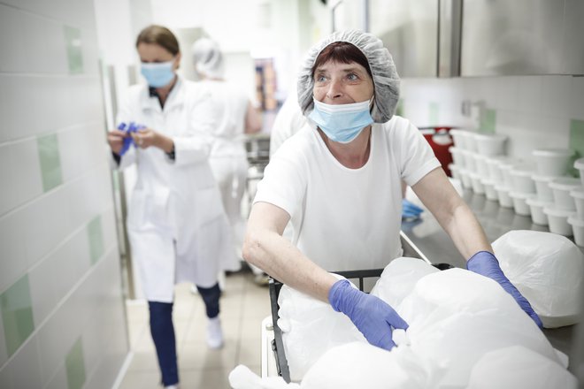 Že med prvo uradno razglašeno epidemijo so tudi brez okrožnice ministrstva nekatere občine otrokom razdeljevale tople obroke. Foto Uroš Hočevar